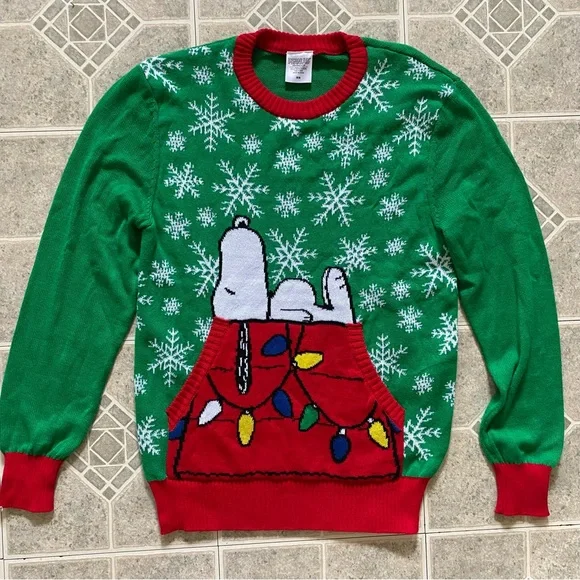 PEANUTS Snoopy House Christmas Unisex Pullover Sweater w/ Pockets Size M NEW - Picture 1 of 6